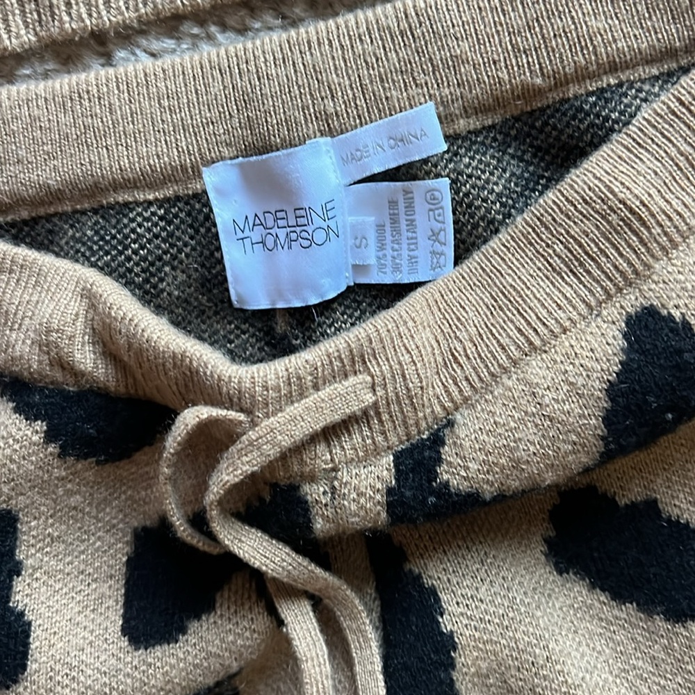 ๐ฅ MADELEINE THOMPSON Animal Print Mock Neck Zip Up Sweater and Pants Size S - Picture 7 of 17